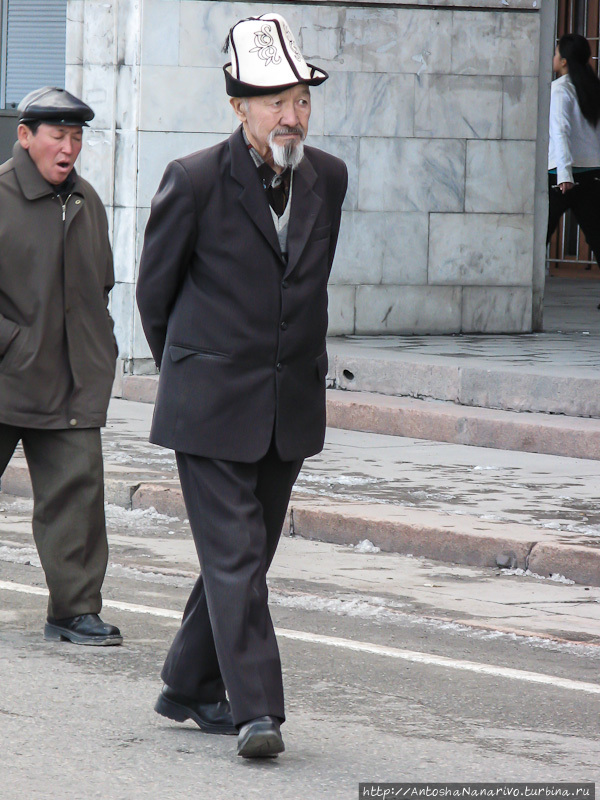 В праздник Навруз на улице было много людей в национальной одежде. Хотя традиционные колпаки киргизы и так часто носят. Бишкек, Киргизия