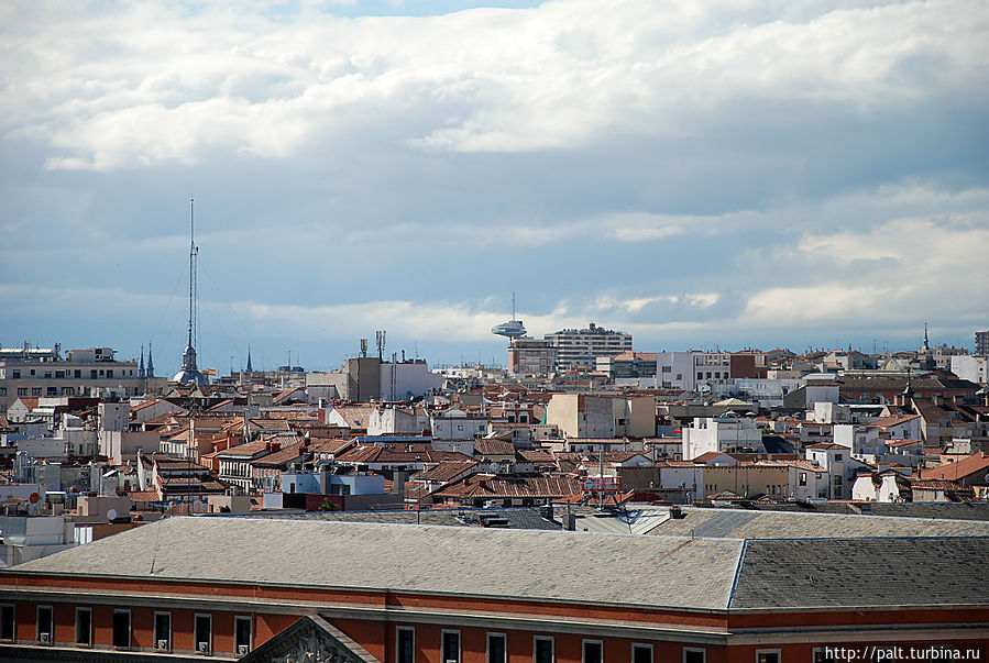 Вид со смотровой, на заднем плане университетская телебашня Маяк Монклоа Мадрид, Испания