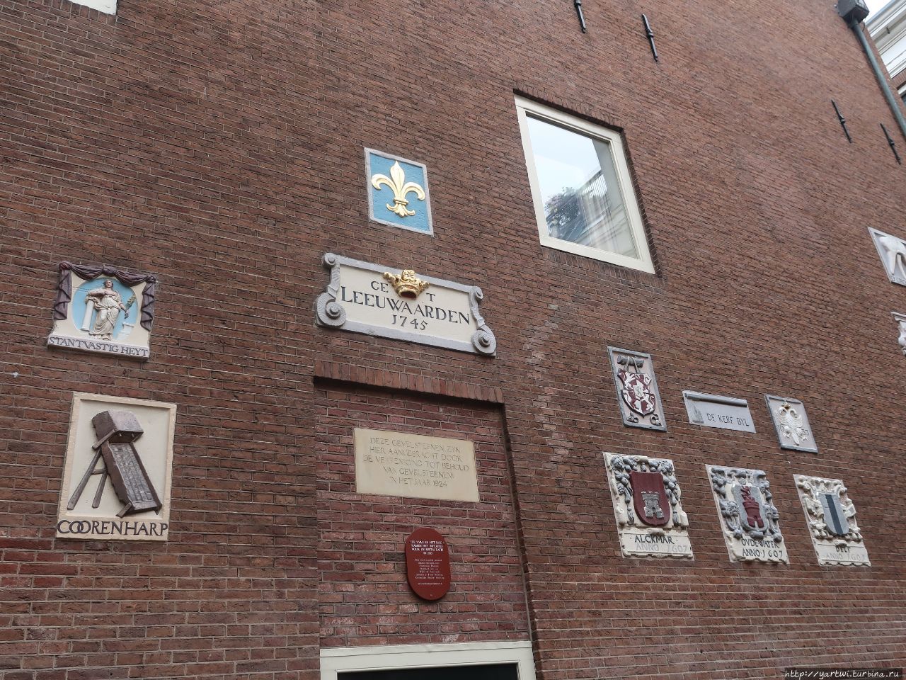Немного истории: такие знаки в Амстердаме на домах были вместо номеров домов. Амстердам, Нидерланды
