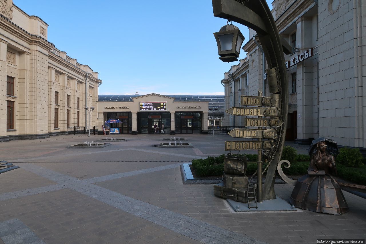 Экскурсию по Бресту можно начинать с железнодорожного вокзала. Брест, Беларусь