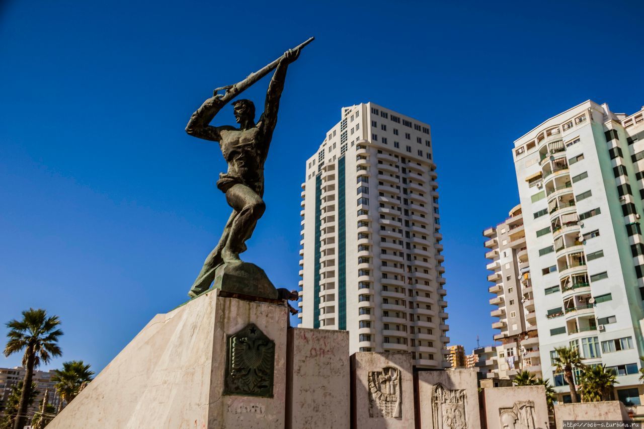 Памятник партизанам, коих в Албании достаточно много. Албания