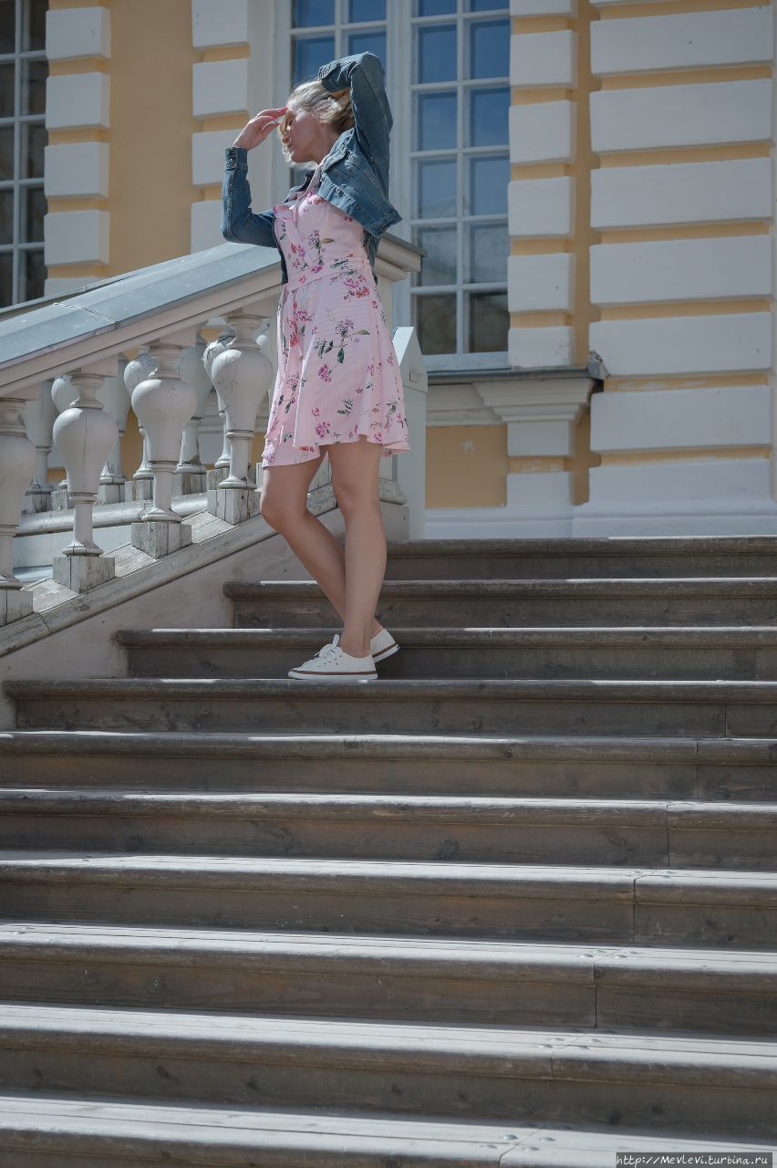 В  Рундале у дворца Рундале, Латвия