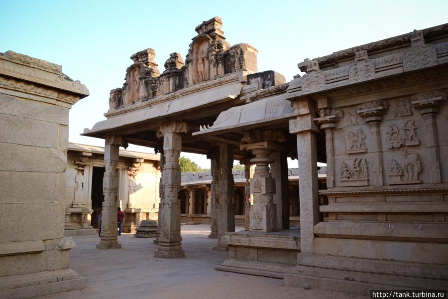 Дальше был храм Рамы, наружные стены которого украшают, высеченные в камни сцены из   «Рамаяны», а внутри прекрасно сохранились обсидиановые колонны. Хампи, Индия