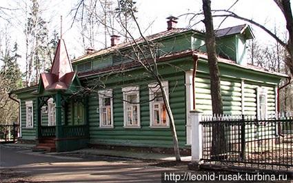 Так, в городе Королеве сохранился усадебный комплекс. До 1901 года он включал в себя: ландшафтный парк с белыми мраморными статуями, овальный пруд с фонтаном, яблоневый сад, оранжерею. К настоящему времени сохранились: пруд, главный дом, дом управляющего, дом садовника, оранжерея, птичник, прачечная, но яблоневый сад утрачен. Москва и Московская область, Россия