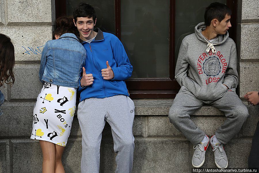 Местная молодежь.