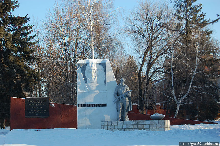 Памятник воспитанникам ракетного училища