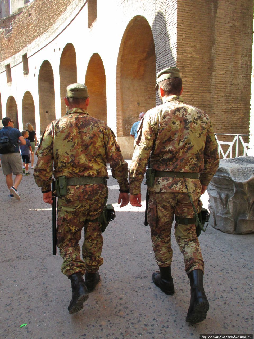 Современные охранники Колизея. Рим, Италия