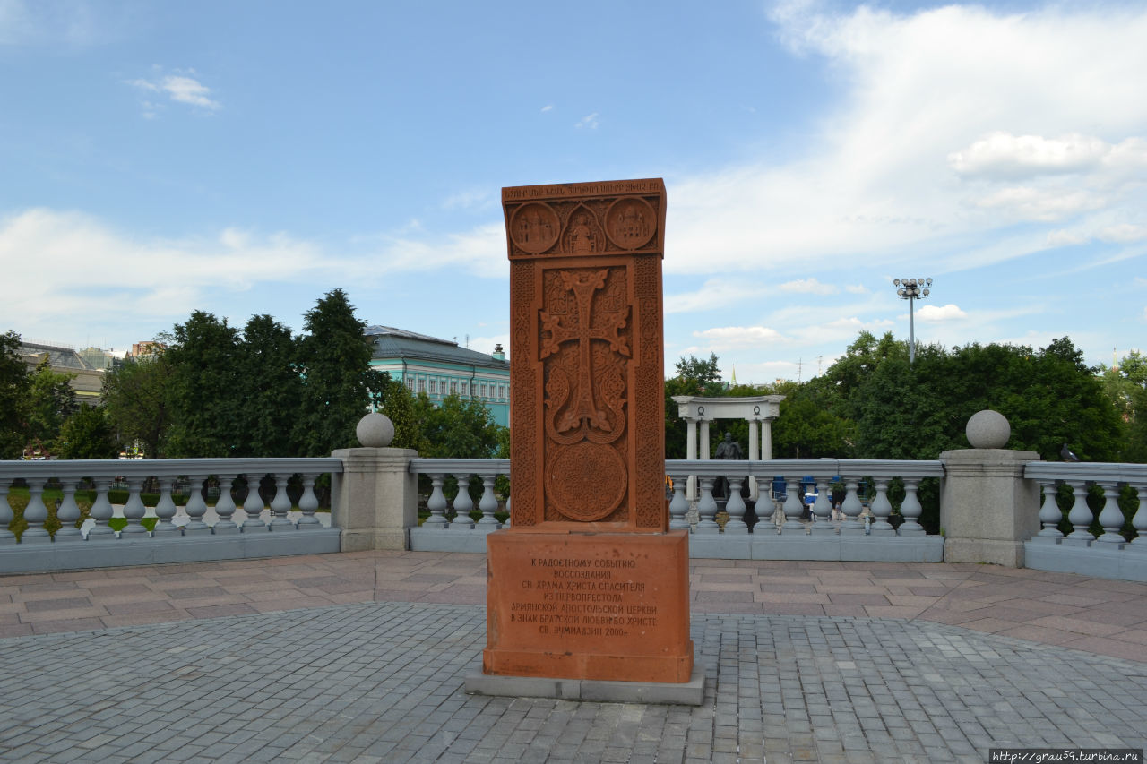Хачкар у храма Христа Спасителя Москва, Россия