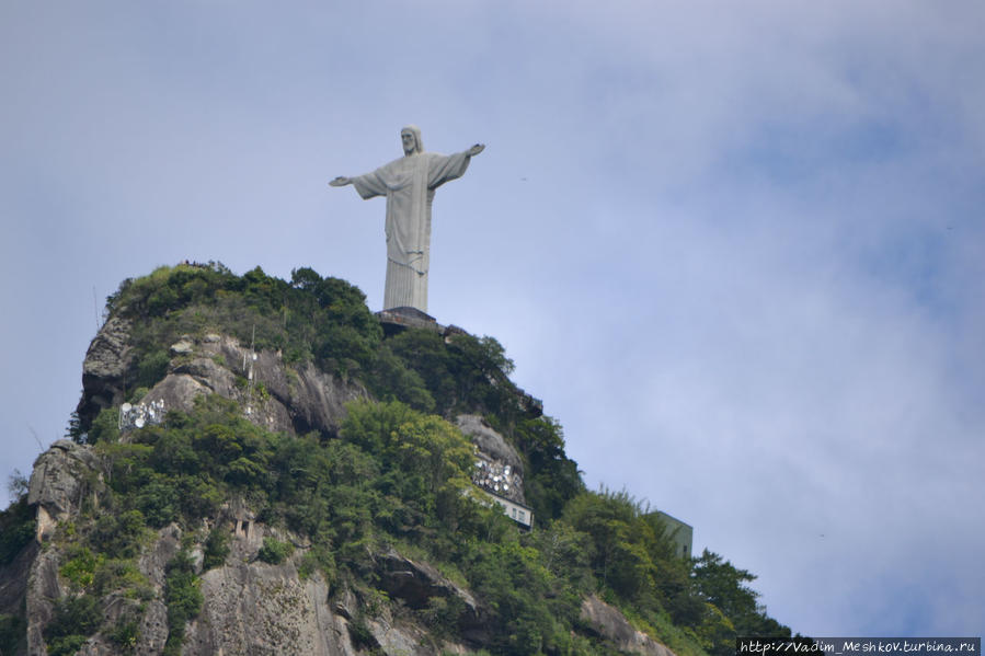 Статуя Христа Спасителя на Горе Корковадо — символ Рио-де-Жанейро и всей Бразилии. Рио-де-Жанейро, Бразилия