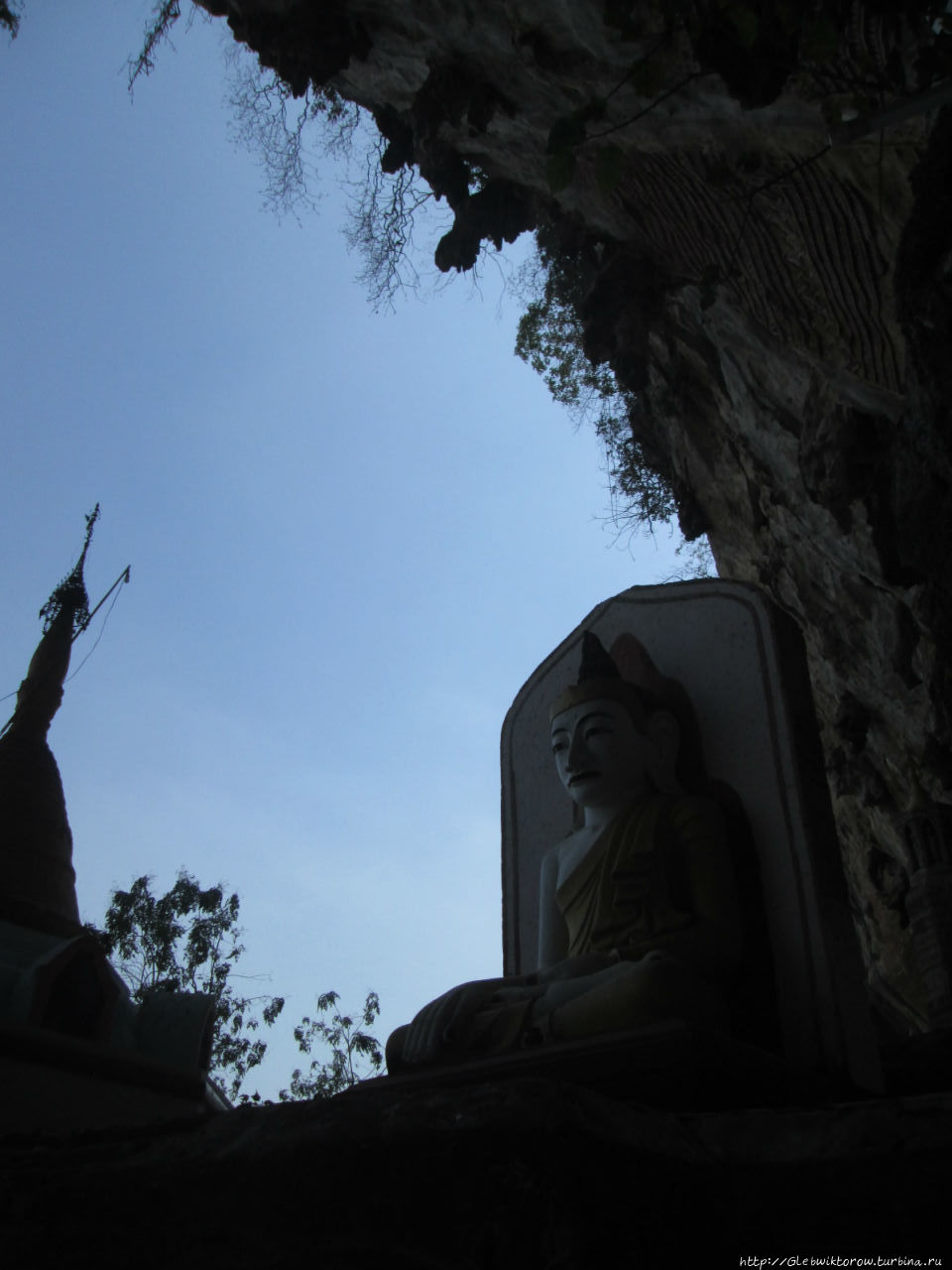Пещерный храм Когун в жаркий январский день Хпа-Ан, Мьянма
