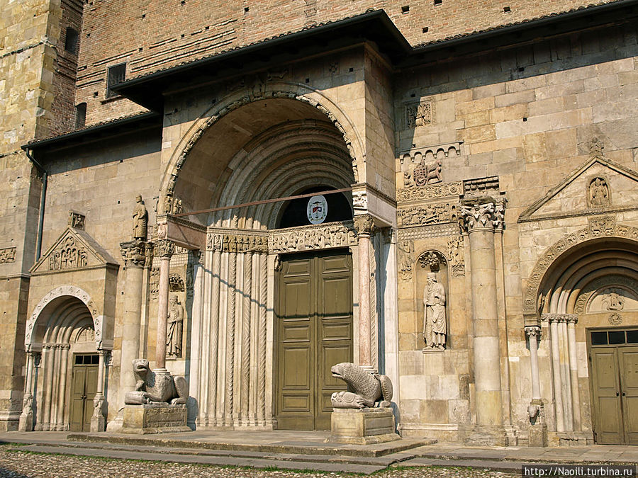 Собор просто огромный, на входе великолепно выполненные статуи святых; а выше простая стена. Фиденза, Италия