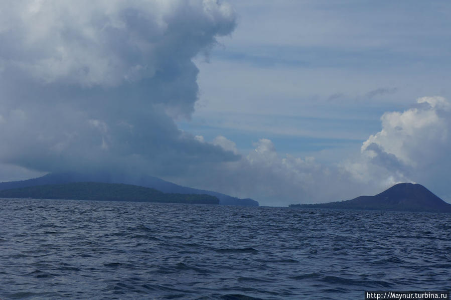 Вдали   показались   острова,   окружающие  вулкан. Палембанг, Индонезия
