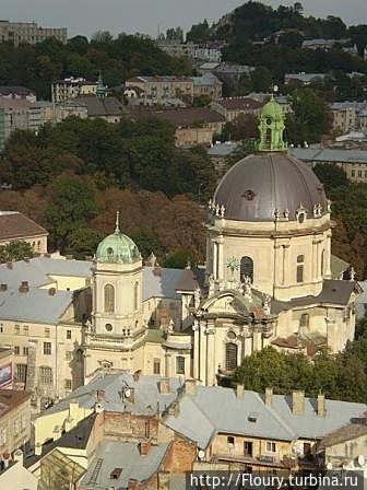 Вид с башни ратуши. Доминиканский костел 17 в. Львов, Украина