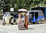 На улицах Анурадхапуры. В женской одежде – полная демократия независимо от возраста. Кто одет в сари...
