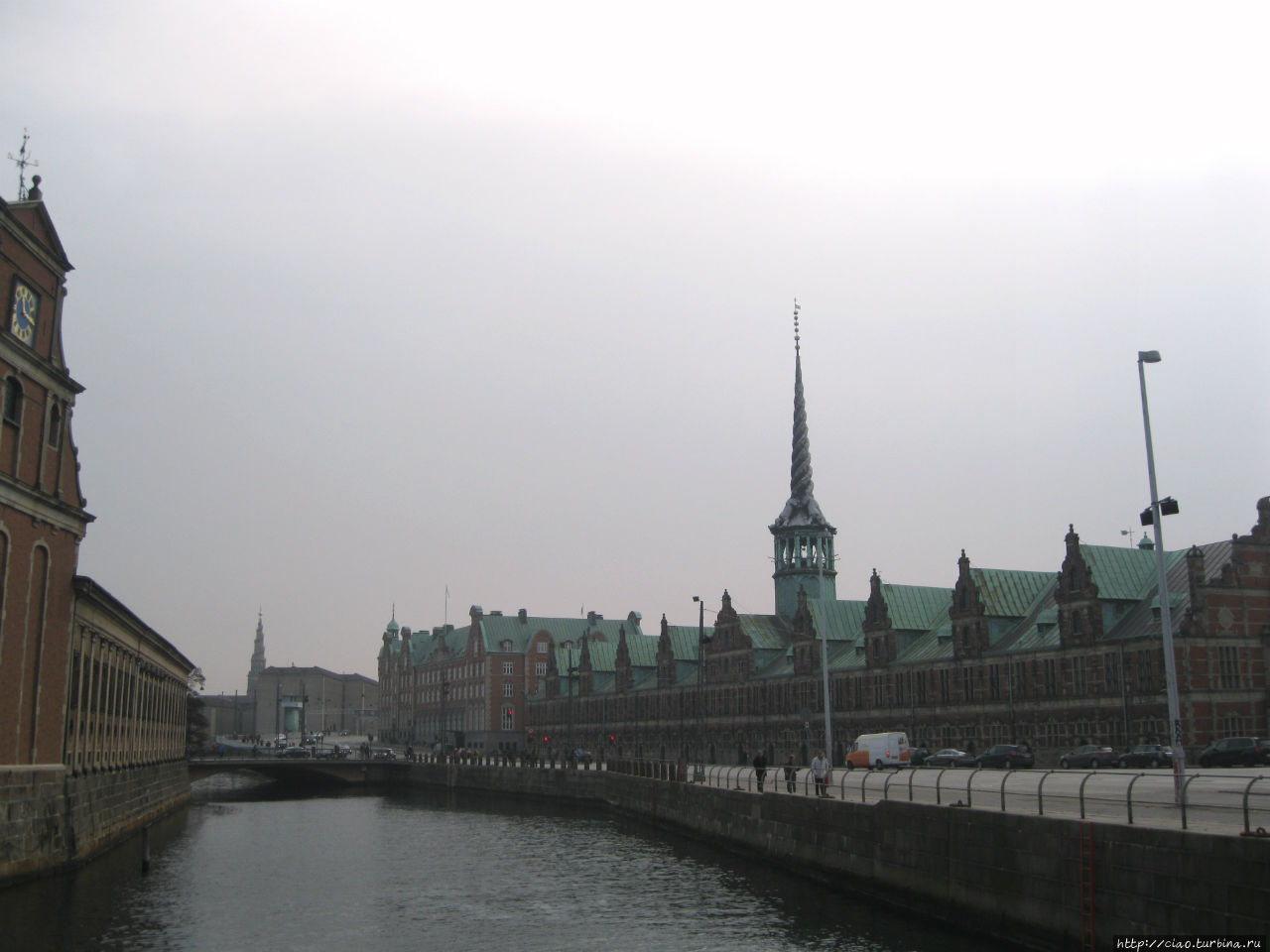 Здание копенгагенской фондовой биржи. Копенгаген, Дания