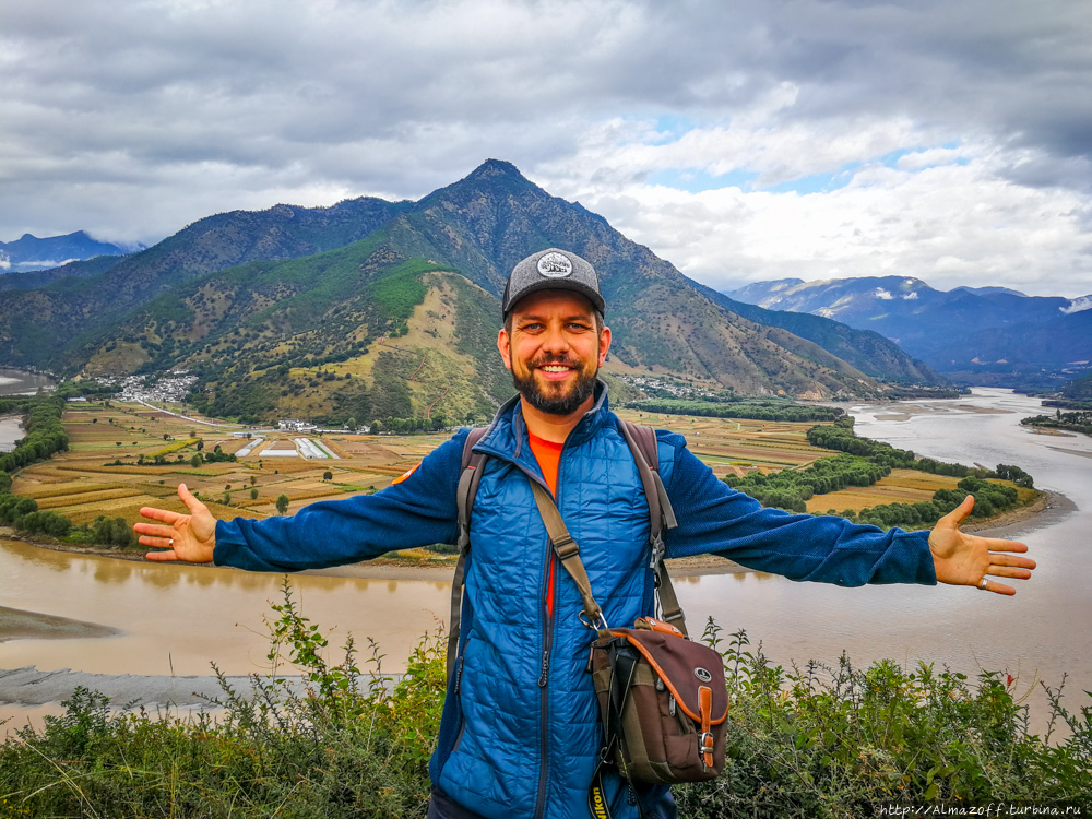 Алматинский путешественник Андрей Гундарев (Алмазов) посетил Первый Поворот реки Янцзы Шигу, Китай