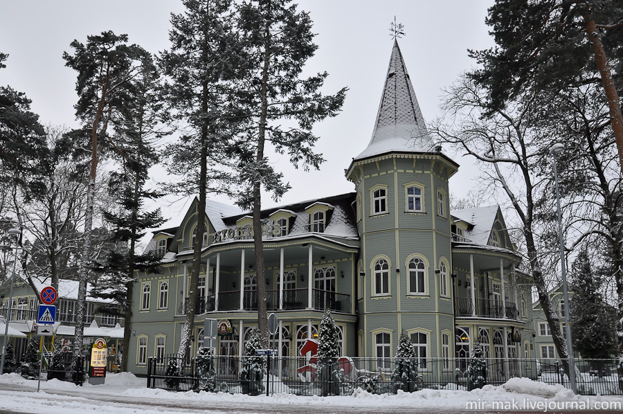 Некоторые дома выглядят как настоящие замки, хотя это не жилой дом, а ресторан. Рига, Латвия