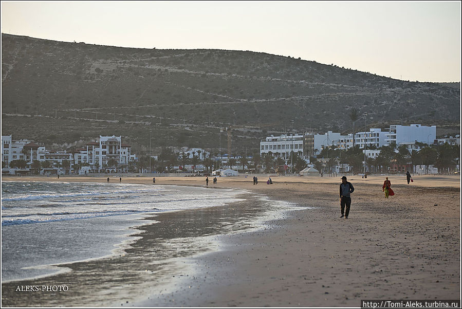 Они привыкли прогуливаться по шестикилометровой набережной. Вот она вдалеке гора, с которой виден весь город... Агадир, Марокко