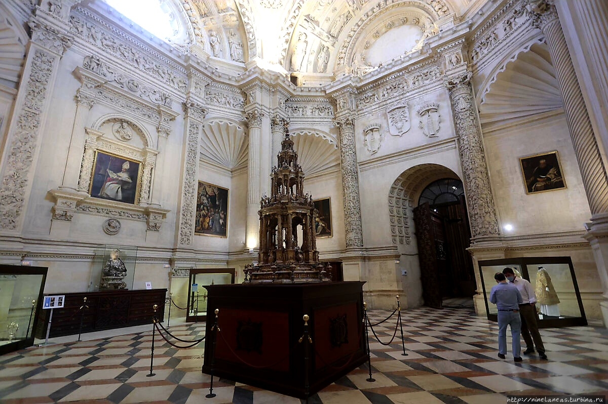 Главная разница собора. Арка справа Севилья, Испания