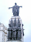 Мемориал участию Британских войск в Крымской войне. Создан Джоном Беллом и установлен на площади Ватерлоо в 1861 году. С обеих боков к постаменту прикреплены щиты с надписями Севастополь, Инкерман и Альма.