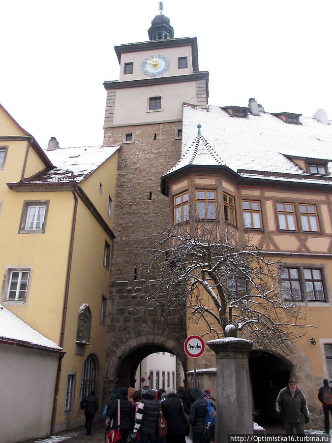 Еврейский дом для танцев (Judentanzhaus) на улице Гальгенгассе – все, что осталось от когда-то многочисленной еврейской общины Ротенбурга. Дом был центром общения еврейского народа. В 1520 году евреи были полностью высланы из города, еврейское кладбище и синагогу сравняли с землей. Танцевальный дом стал приютом для нищих. (Справа от башни). Ротенбург-на-Таубере, Германия