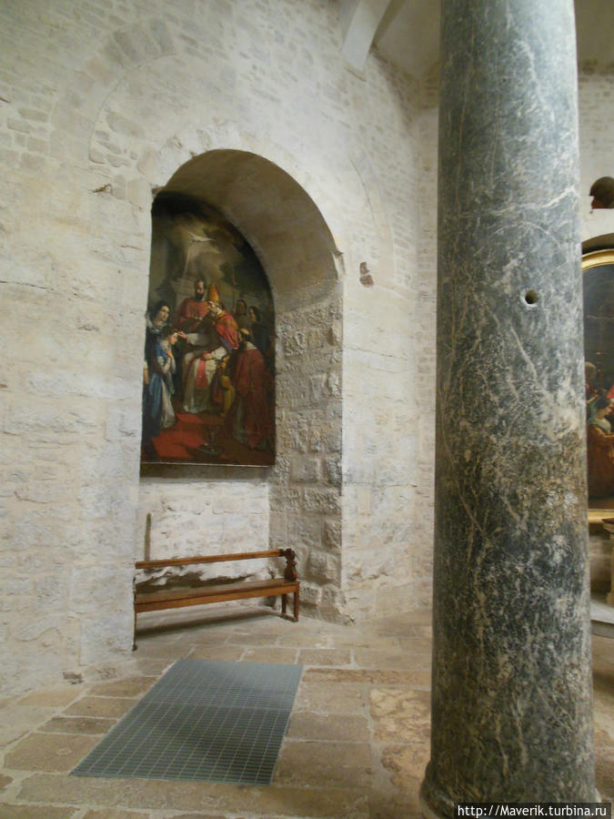 Одна из колонн баптистерия. Экс-ан-Прованс, Франция
