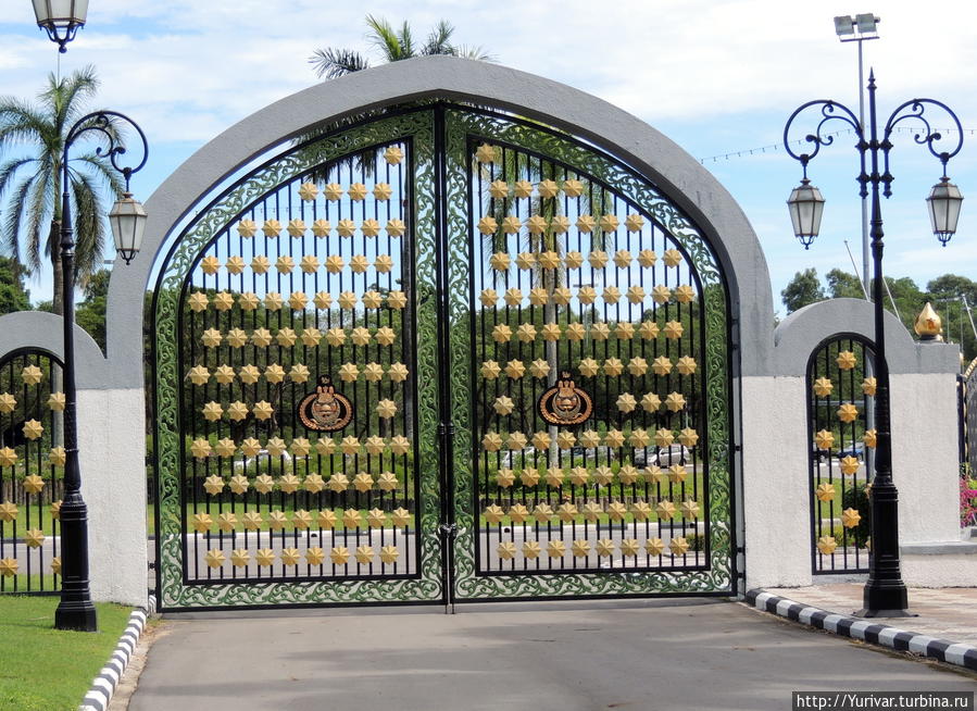 Входные ворота мечети Бандар-Сери-Бегаван, Бруней