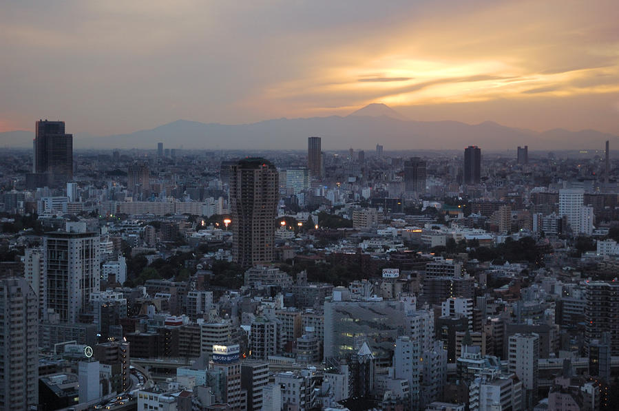 Вид с телебашни на закат над Фудзиямой Токио, Япония