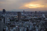 Вид с телебашни на закат над Фудзиямой