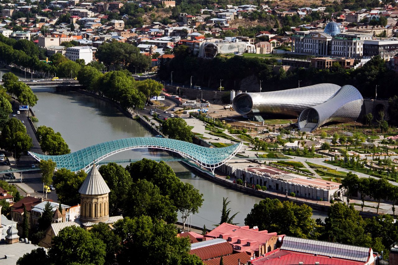 мост Мира в парке Рике Тбилиси, Грузия