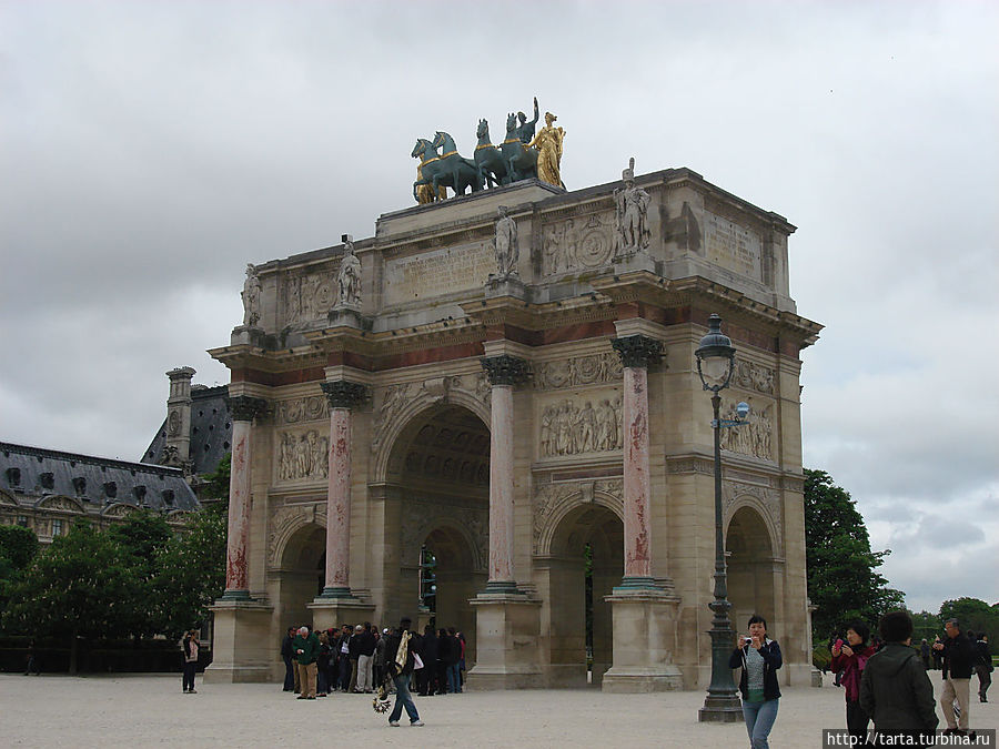 Триумфальная арка на площади Карусель Париж, Франция