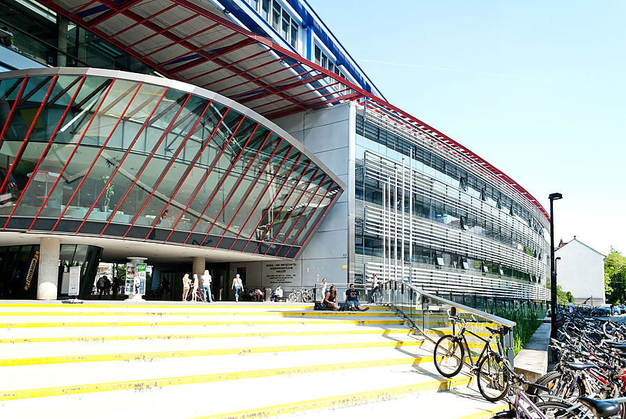 Съездили посмотреть на местный университет.