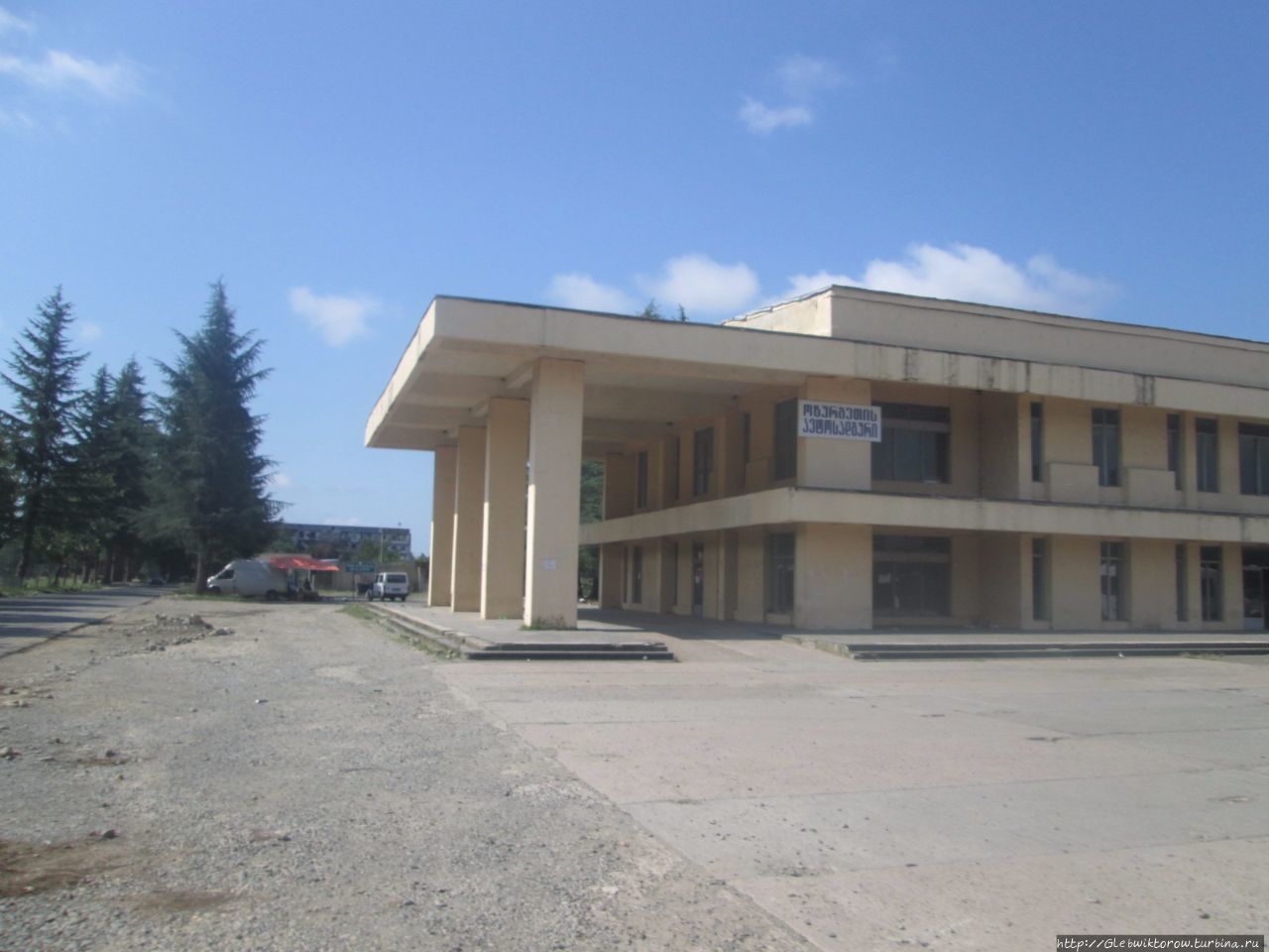 Большая и безлюдная автостанция Озургети, Грузия