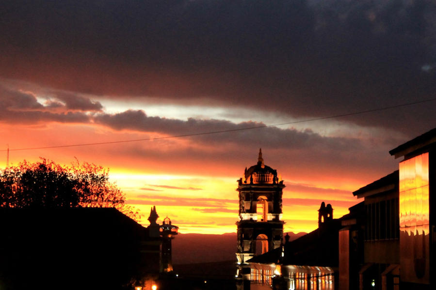 вечерний вид на башню с главной площади города Потоси, Боливия