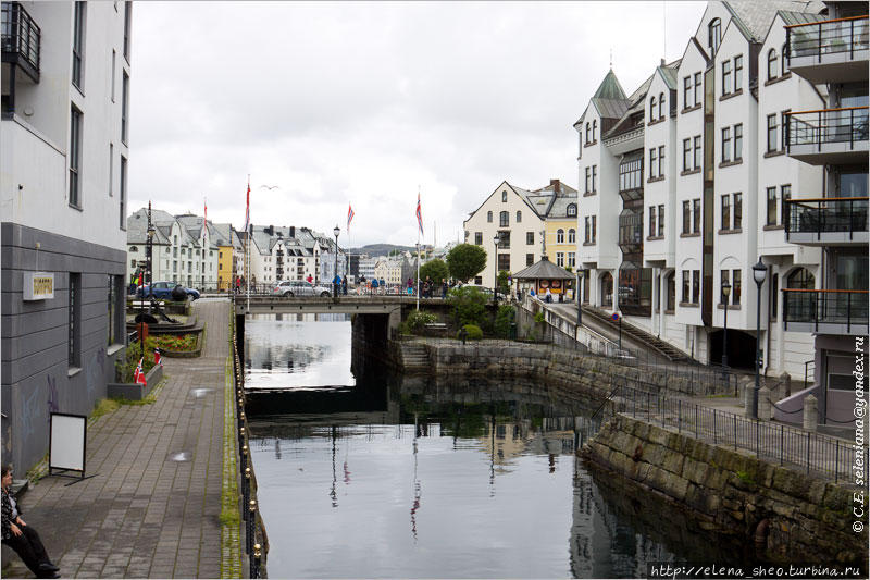 26. Замостовая часть пролива, которая мне кажется искусственно вырытым каналом, хотя, может быть, я и не права. Взгляд в ту сторону, откуда мы пришли. Олесунн, Норвегия