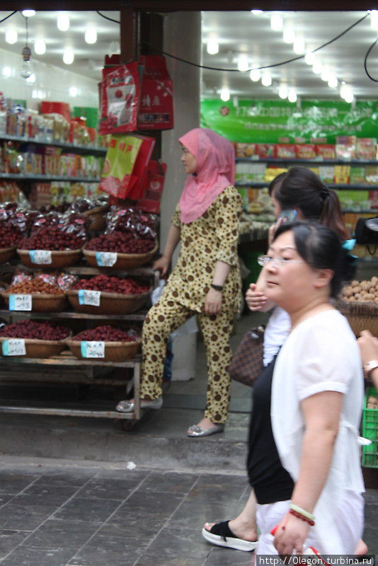 Самое шумное место города — мусульманский квартал Сиань, Китай
