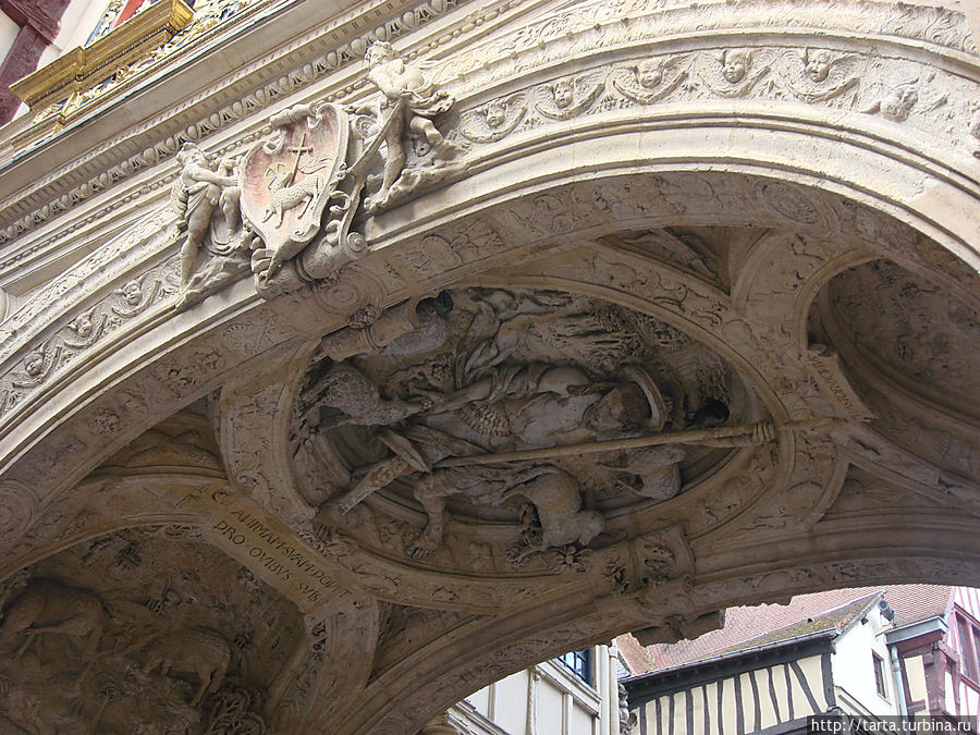 Под аркой Часовой башни Руан, Франция