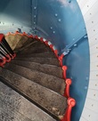 Винтовая лестница внутри маяка с сотнями ступеней