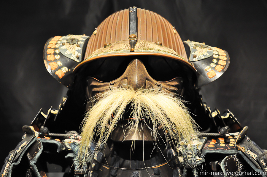 Само слово «самурай» происходит от глагола «сабурау» — «служить вышестоящему лицу». Самураи были не только рыцарями, но и телохранителями своего сюзерена – даймё, и в то же время слугами в повседневной жизни. По наиболее распространенному мнению, самурайство зародилось на востоке, северо-востоке и крайнем юге Японии, где племена айну ожесточенно обороняли свои земли от императорских войск.

Основу самурайства составили беглые крестьяне и вольные охотники. Также в других районах, где: то вспыхивали восстания крестьян, то промышляли пираты и разбойничьи банды, губернаторы и знать провинций, не полагаясь на императорские войска, создавали небольшие профессиональные военные формирования.

В 10-12 веках в процессе многочисленных и кровавых междоусобных войн, которые то и дело развязывали владетельные даймё, стремясь расширить собственные владения, окончательно оформилось воинское сословие самураев. К тому времени сложились и устои неписаного морального кодекса самурая «Путь лука и скакуна» (Кюба-но мити), превратившегося затем в свод заповедей «Бусидо» (Путь воина).

Военному сословию принадлежала реальная власть в стране с 1192 г. (тогда Минамото Ёритомо становится первым несменяемым сёгуном, титул начинает передаваться по наследству) и до революции Мэйдзи в 1868 г. Императоры в большинстве своем были лишь марионетками в руках сёгуна – главы военного правительства бакуфу.

Не удивительно, что именно фигура воина-самурая стала символом японской истории, а доспехи и оружие бережно передавались от поколения к поколению в японских семьях начиная с 8 века. Одесса, Украина