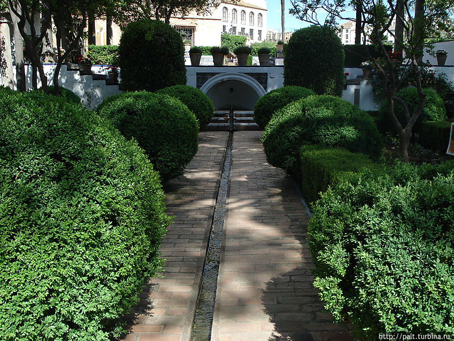 Вода в мавританских садах везде. И в саду Дома короля мавров эта традиция соблюдается.