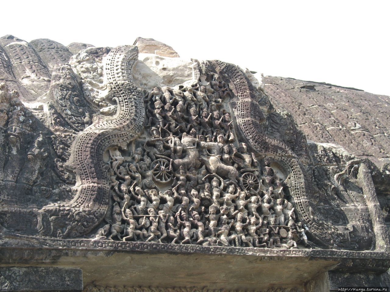 Резной тимпан над входной дверью в Ангкор Вате