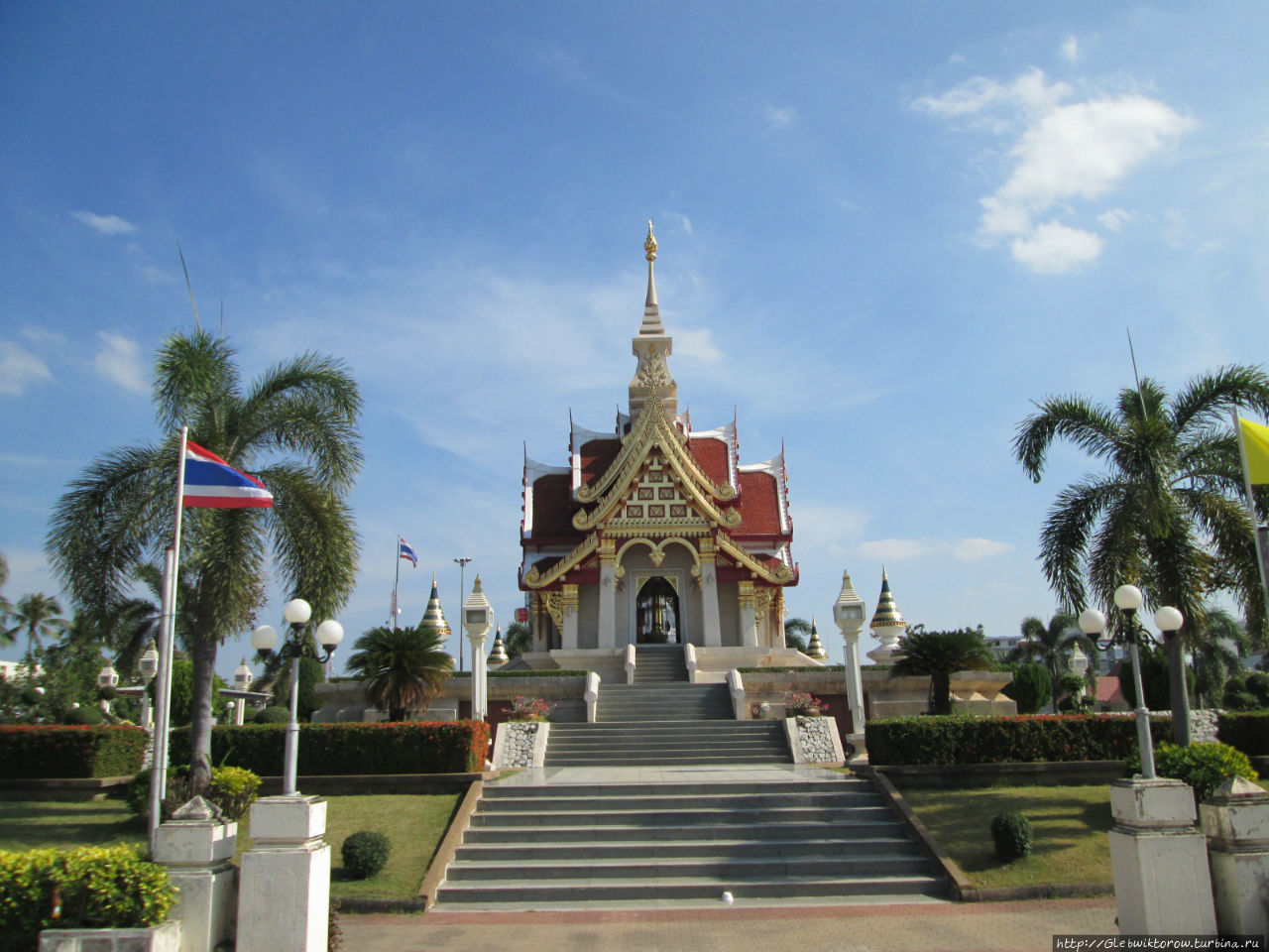 Прогулка по центральной площади города Удон-Тани, Таиланд