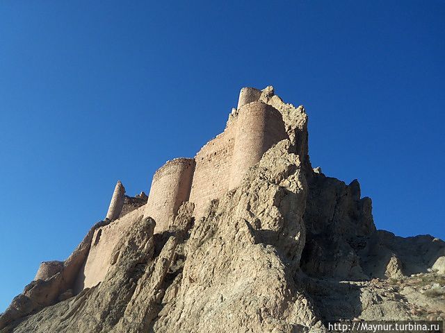 Крепость взметнулась на самой вершине горы и кажется совершенно неприступной.