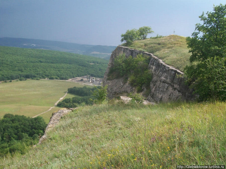 Пещерный город Бакла в июле перед грозой Скалистое, Россия