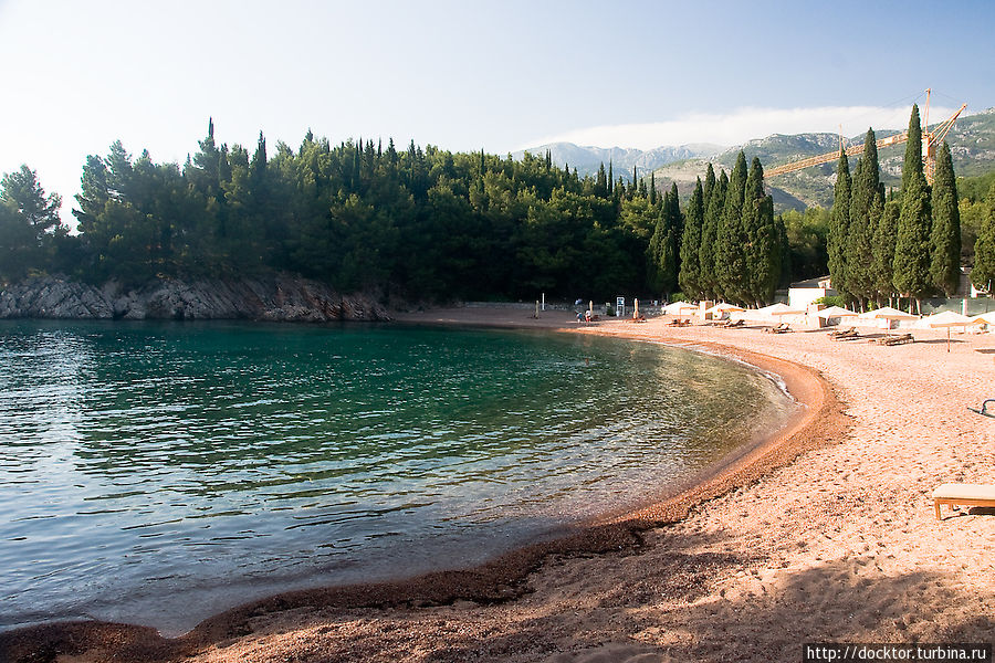 Пляж Короля, окруженный парком Милочер Будва, Черногория