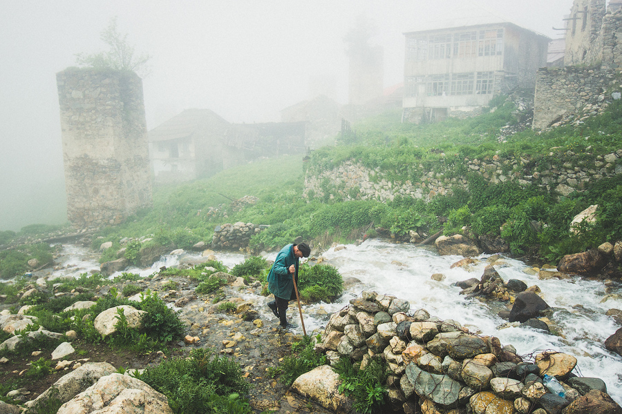 Мытье калош в реке:)