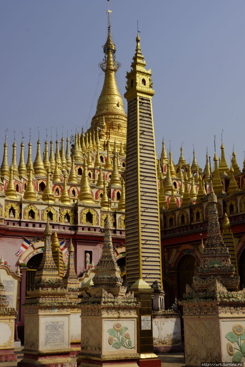 Храм называется Thanboddhay Paya. Из-за множества ступ на крыше его иногда сравнивают с ёжиком. Монива, Мьянма