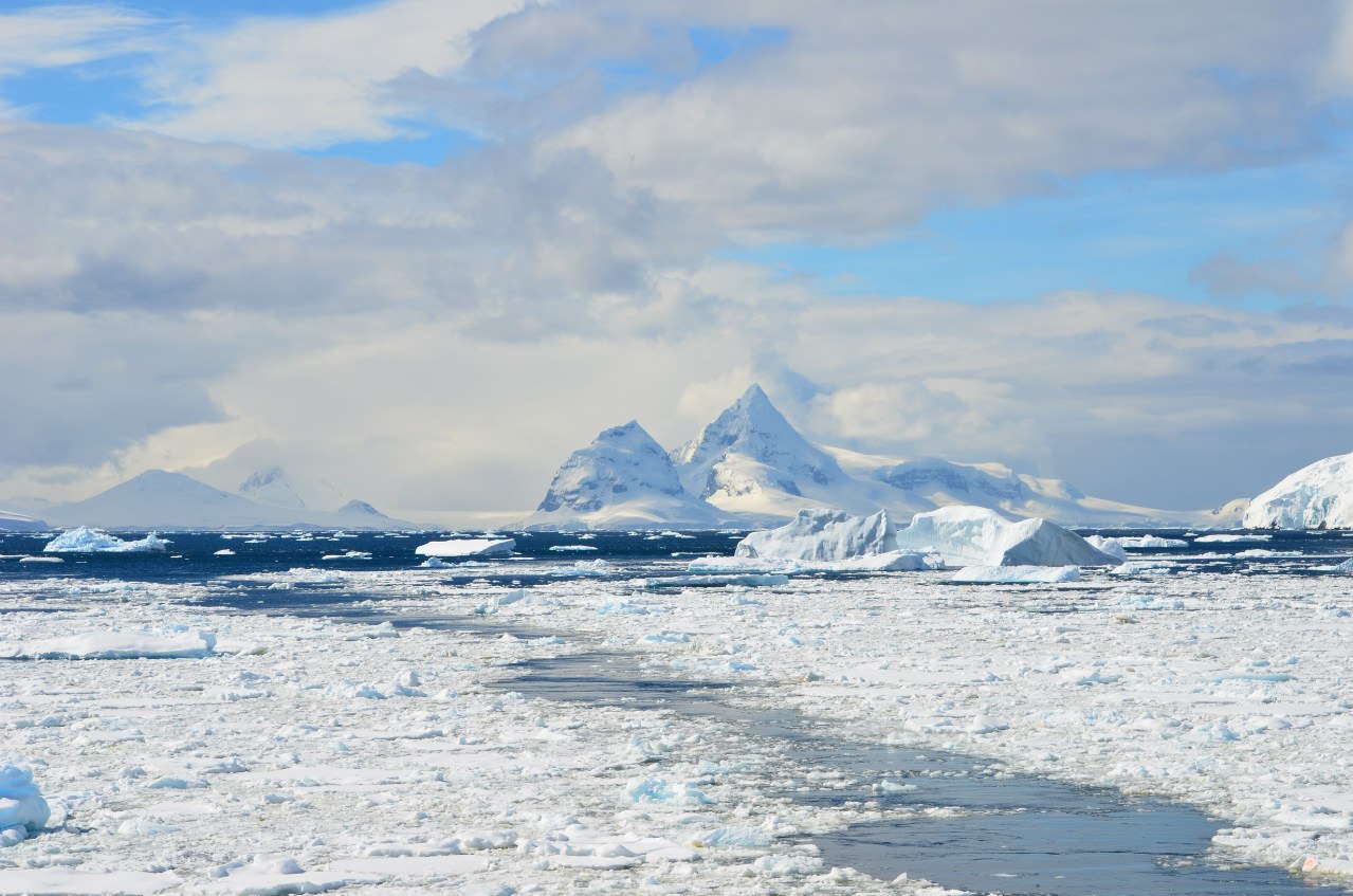 Полуостров южного океана. Антарктическое царство. Антарктика или Антарктида. Южный океан. Lake Vostok in Antarctica.