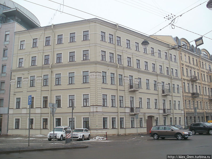 Особняк Соколовой на Мытнинской наб. 13, построен в 1880 архитектором Осиповым. А в прошлом году к нему надстроили ещё два этажа. Мне кажется получилось неплохо. Санкт-Петербург, Россия