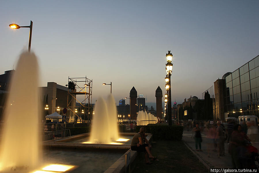 Ночь, Барселона, фонтан... пусть будет аптека Барселона, Испания